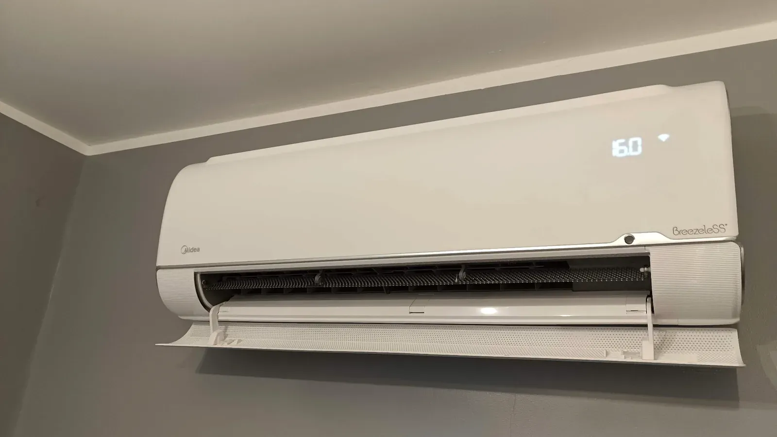 Wall mounted Midea air conditioning indoor unit installed in a Leicester home